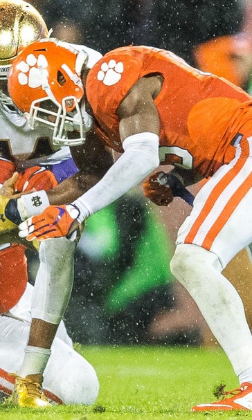 Clemson assistant comes to rescue of stranded Notre Dame fans